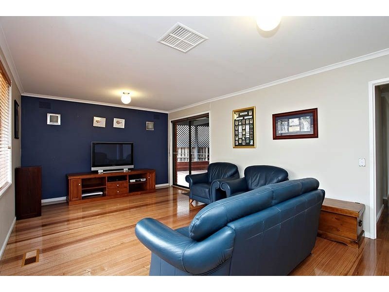 28 Fairbank Avenue, Gladstone Park VIC 3043