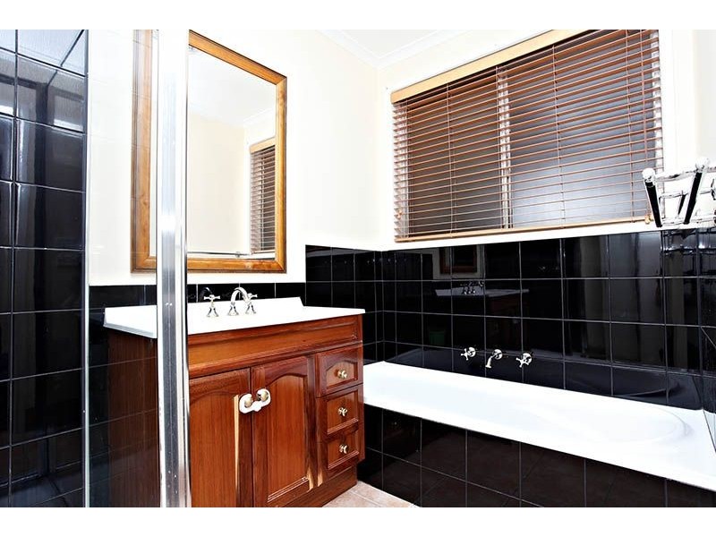 28 Fairbank Avenue, Gladstone Park VIC 3043