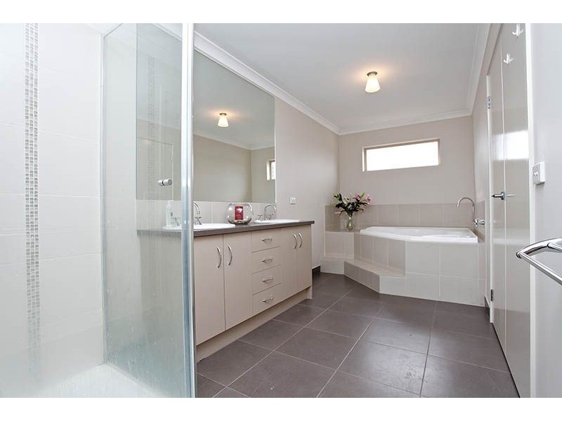 8 Collyer Court, Attwood VIC 3049