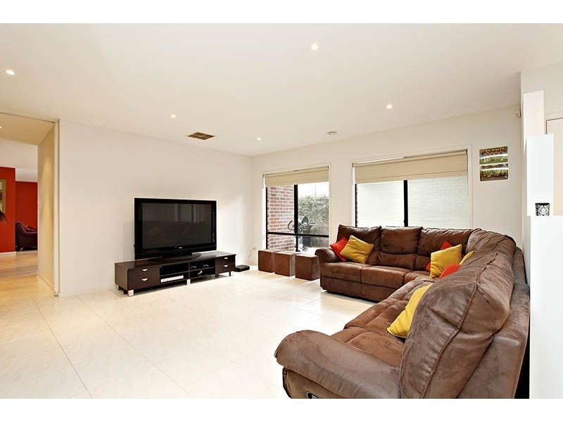 8 Lauder Court, Gowanbrae VIC 3043