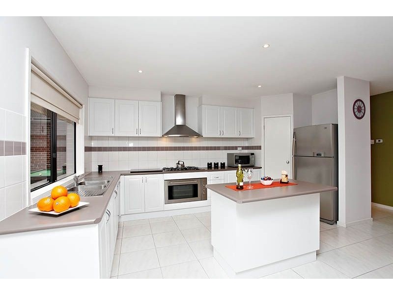 8 Lauder Court, Gowanbrae VIC 3043