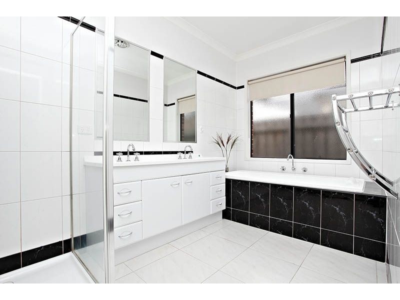 8 Lauder Court, Gowanbrae VIC 3043