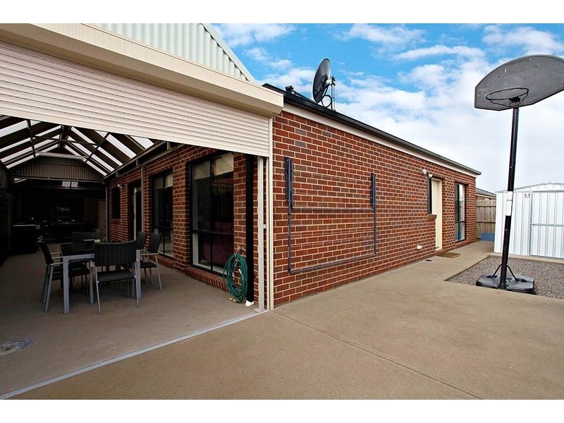 8 Lauder Court, Gowanbrae VIC 3043