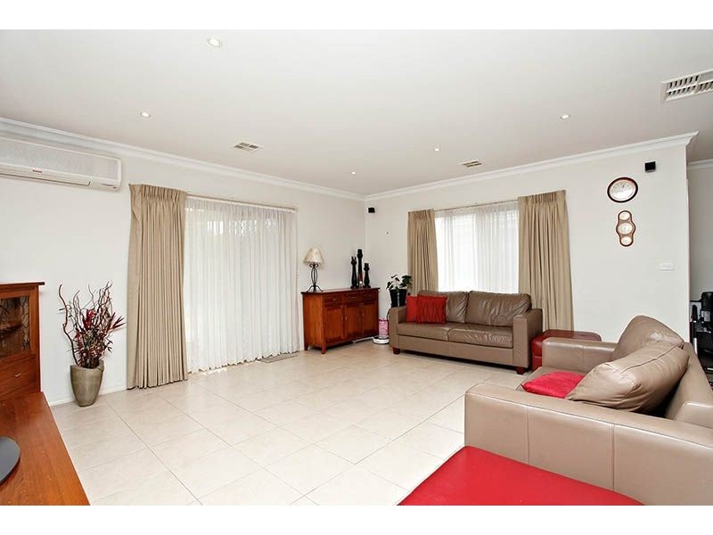 62 Rutherglen Crescent, Gowanbrae VIC 3043