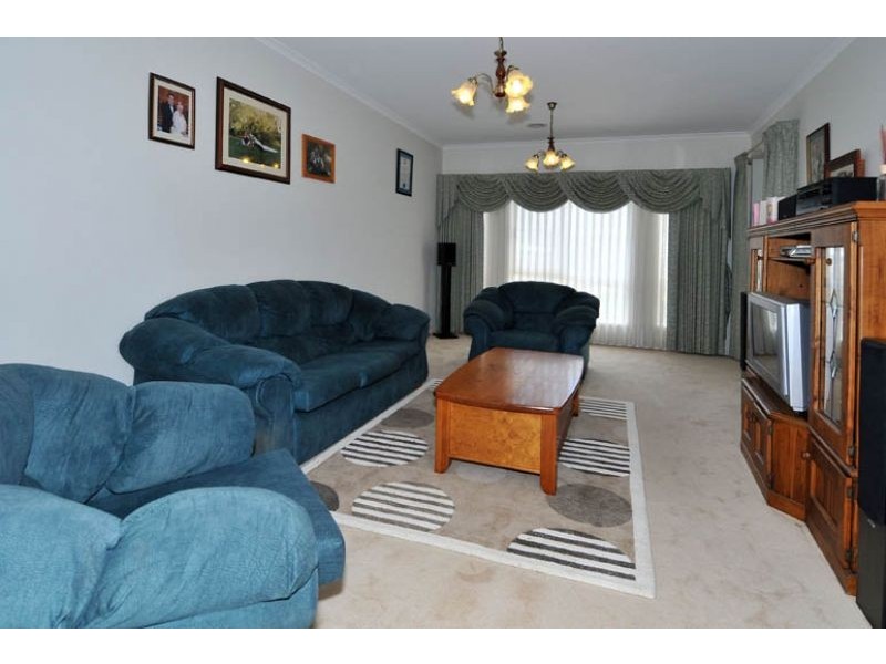 45 The Crest, Attwood VIC 3049