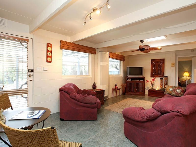 105 South Circular Rd, Gladstone Park VIC 3043