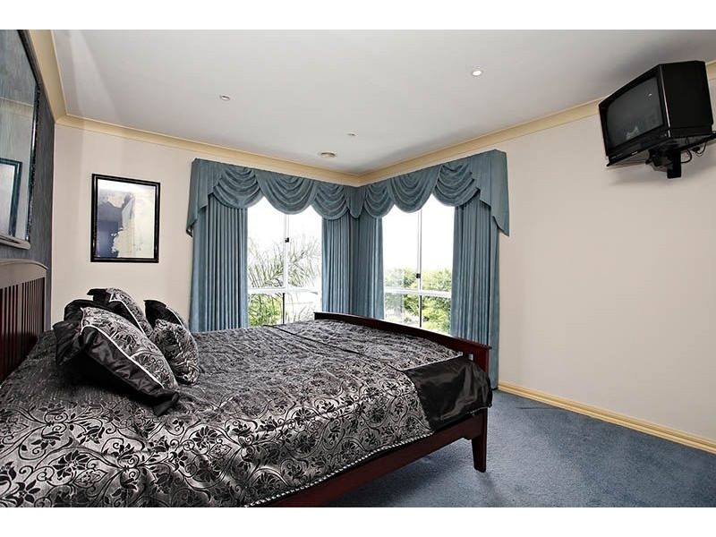 16 Alanbrae Terrace, Attwood VIC 3049