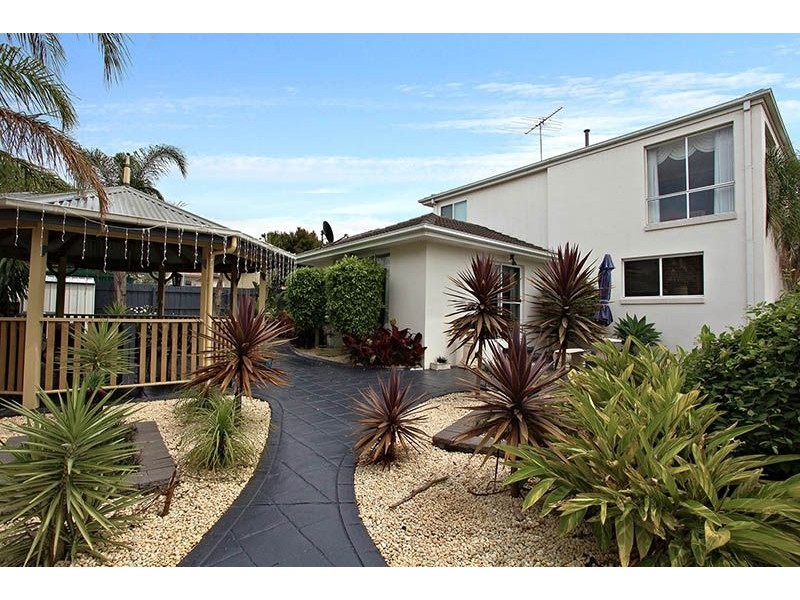 16 Alanbrae Terrace, Attwood VIC 3049
