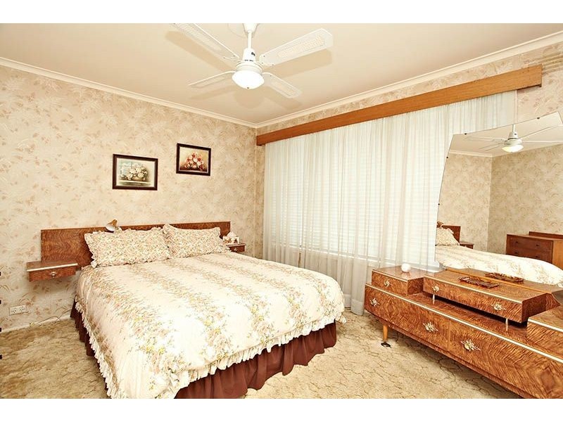 51 Woodstock Drive, Gladstone Park VIC 3043