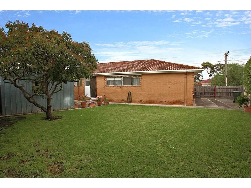 51 Woodstock Drive, Gladstone Park VIC 3043