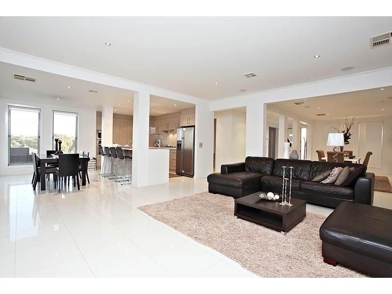 10 Kings College Court, Attwood VIC 3049