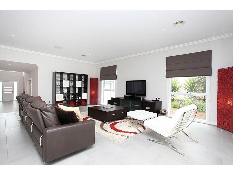 8 Trumpington Terrace, Attwood VIC 3049