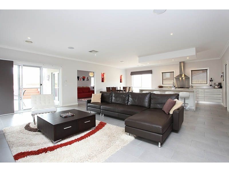 8 Trumpington Terrace, Attwood VIC 3049