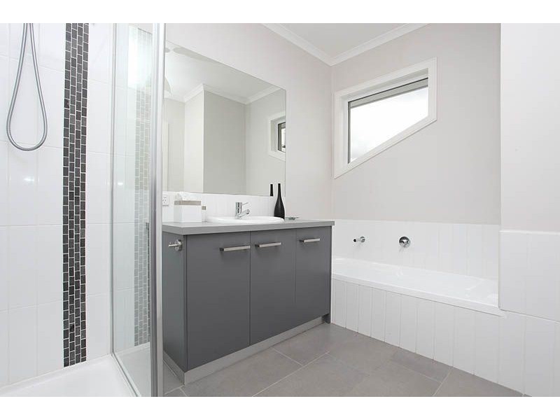 8 Trumpington Terrace, Attwood VIC 3049