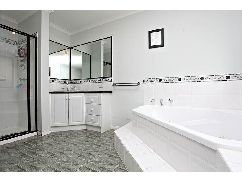 8 Gatehouse Drive, Attwood VIC 3049