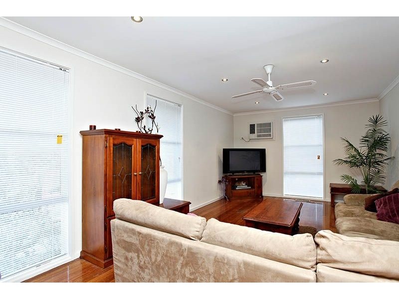 8 Drake Close, Gladstone Park VIC 3043