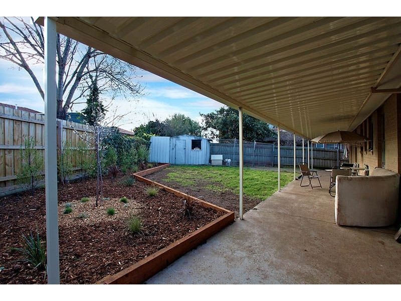 8 Drake Close, Gladstone Park VIC 3043