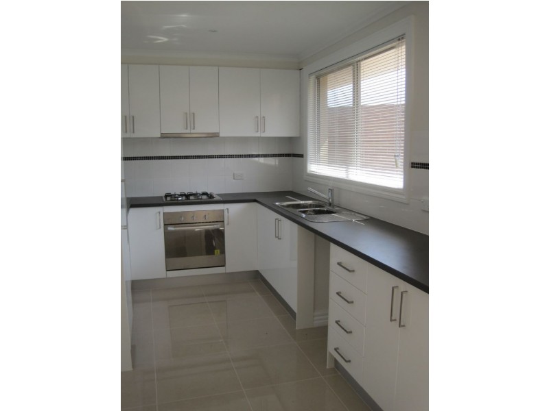 9 Henley Drive, Gladstone Park VIC 3043