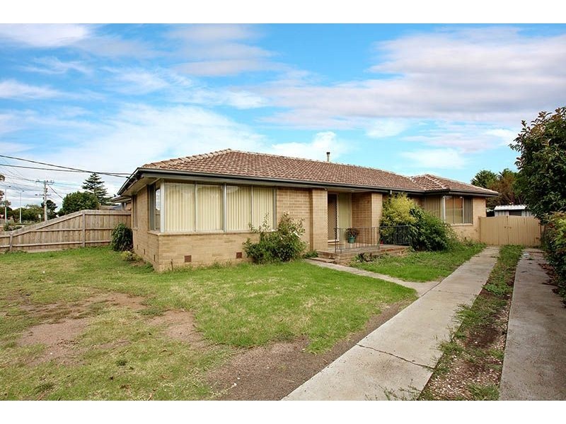 11 Rylandes Drive, Gladstone Park VIC 3043