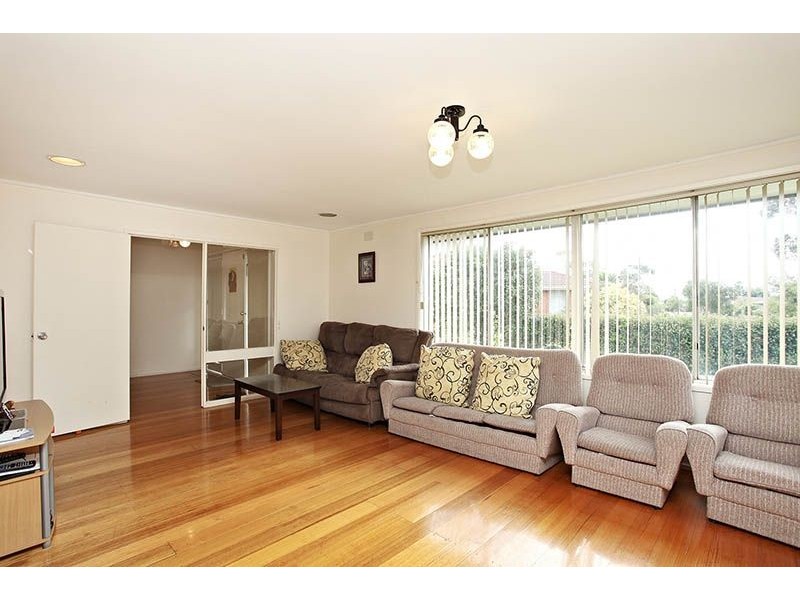 11 Rylandes Drive, Gladstone Park VIC 3043