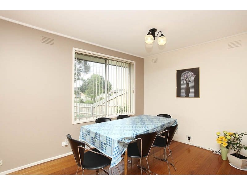 11 Rylandes Drive, Gladstone Park VIC 3043