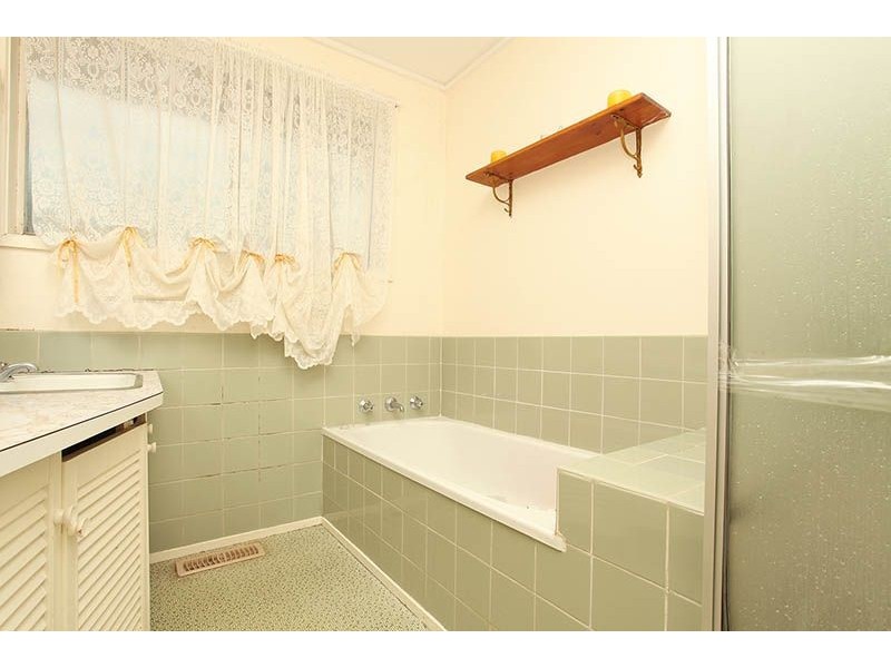 11 Rylandes Drive, Gladstone Park VIC 3043