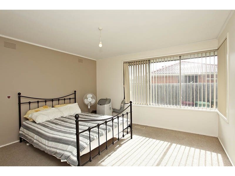 11 Rylandes Drive, Gladstone Park VIC 3043