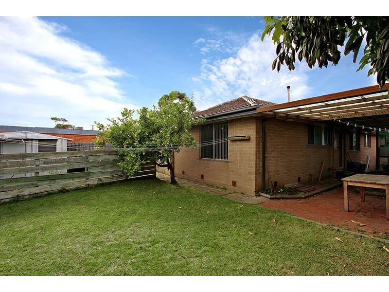 11 Rylandes Drive, Gladstone Park VIC 3043