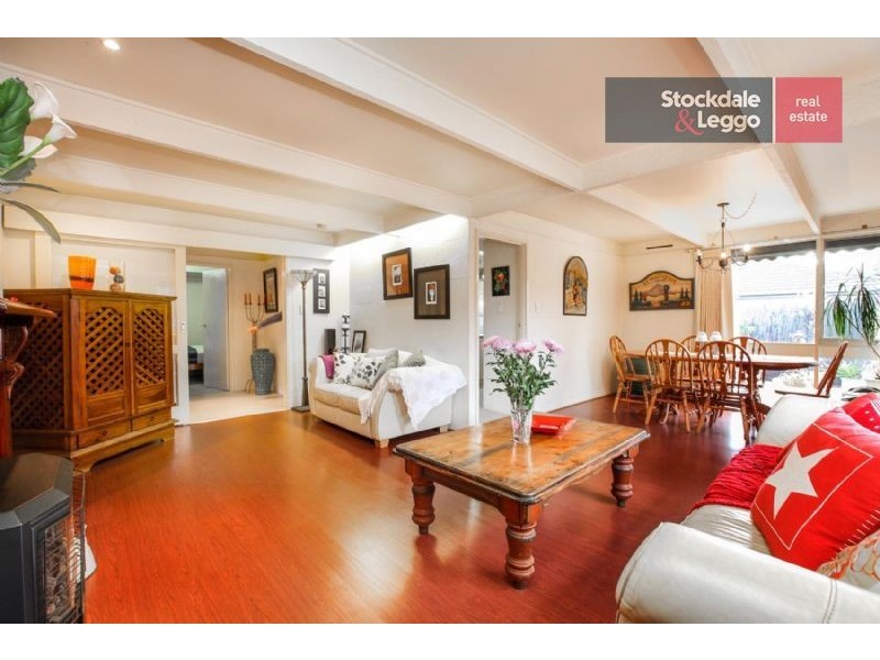 17 Snaefell Crescent, Gladstone Park VIC 3043