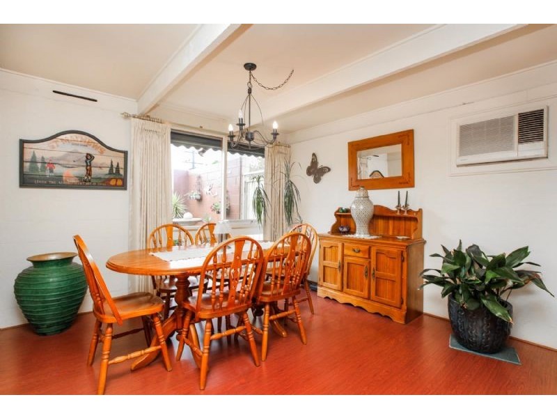 17 Snaefell Crescent, Gladstone Park VIC 3043