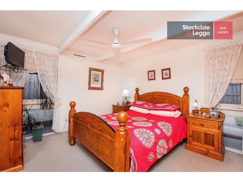 17 Snaefell Crescent, Gladstone Park VIC 3043