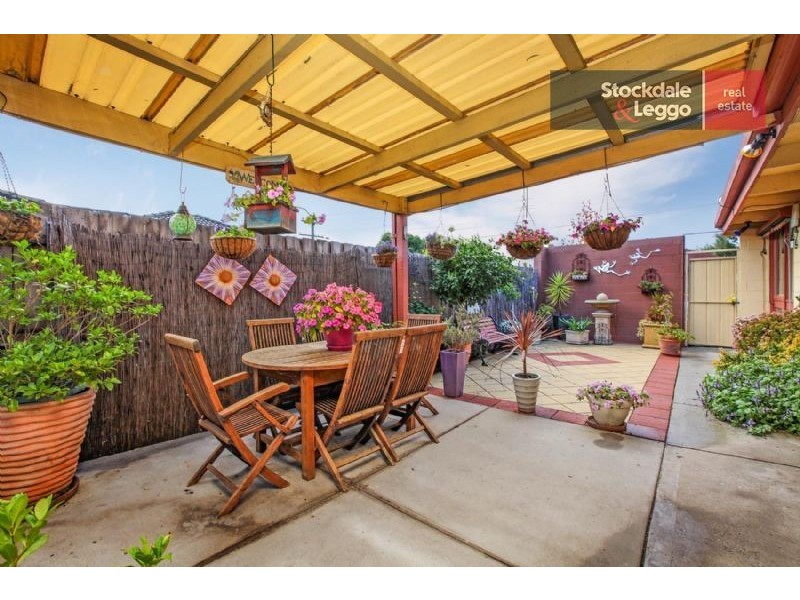 17 Snaefell Crescent, Gladstone Park VIC 3043