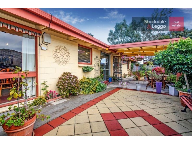 17 Snaefell Crescent, Gladstone Park VIC 3043