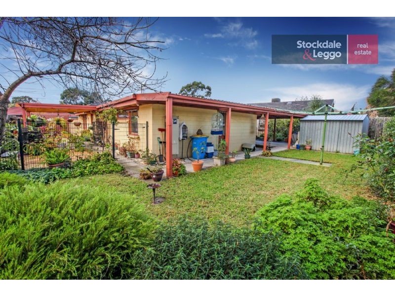 17 Snaefell Crescent, Gladstone Park VIC 3043