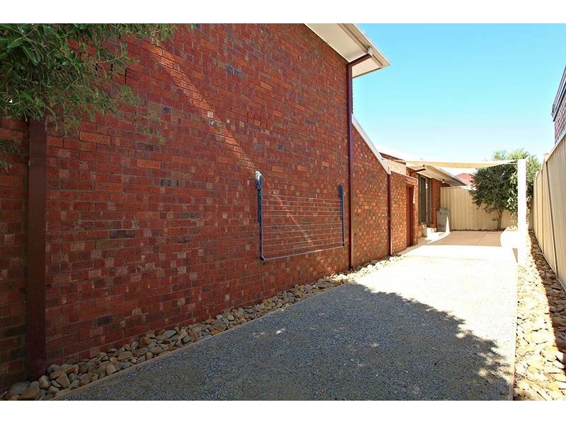 2/28 Fawkner Street, Westmeadows VIC 3049
