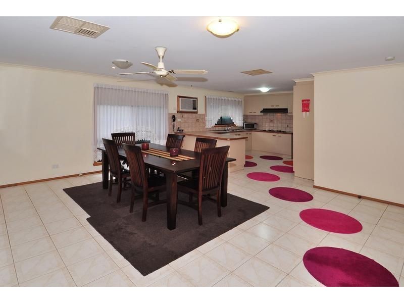18 Gabrielle Crescent, Gladstone Park VIC 3043