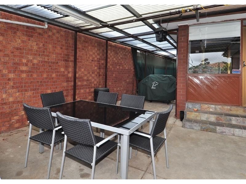 18 Gabrielle Crescent, Gladstone Park VIC 3043