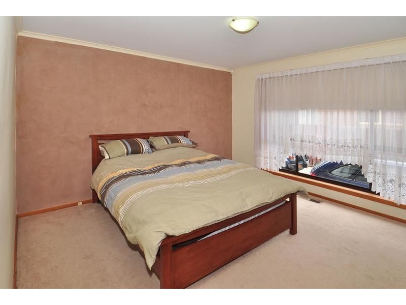 18 Gabrielle Crescent, Gladstone Park VIC 3043