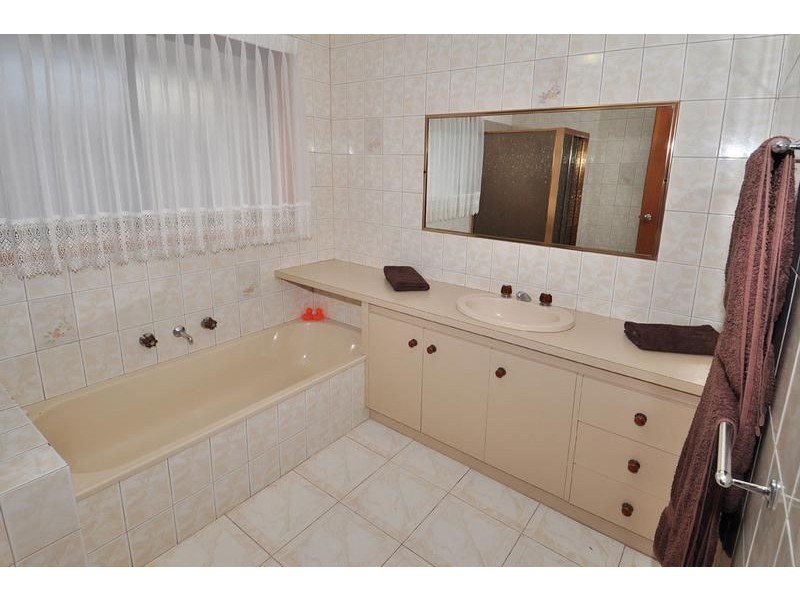 18 Gabrielle Crescent, Gladstone Park VIC 3043