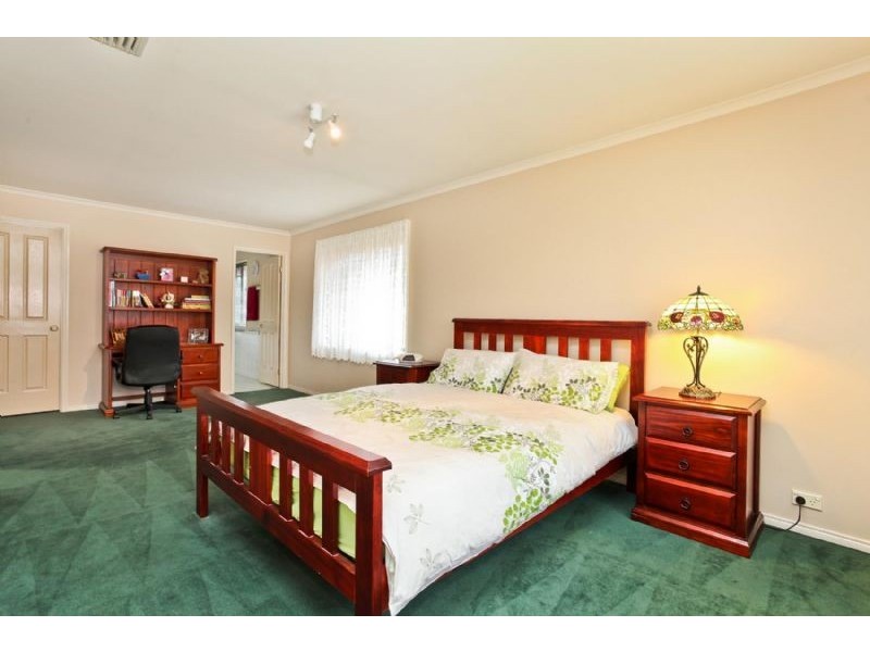 53 Stonebridge Way, Attwood VIC 3049