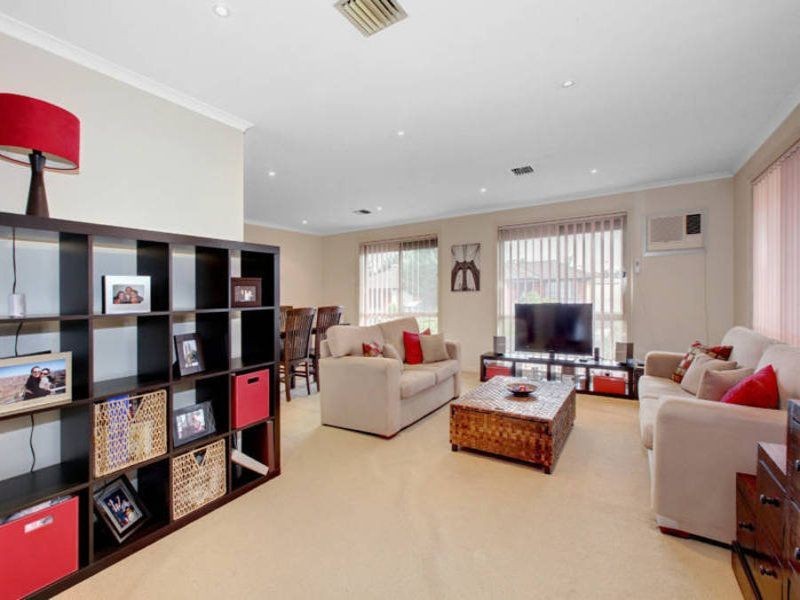 8 Shale Court, Delahey VIC 3037