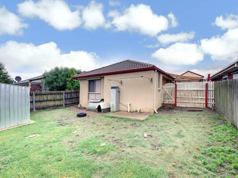 8 Shale Court, Delahey VIC 3037