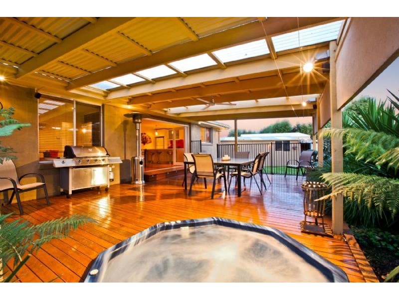 11 Altair Court, Gladstone Park VIC 3043
