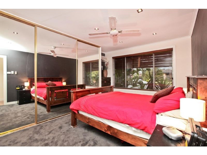 11 Altair Court, Gladstone Park VIC 3043