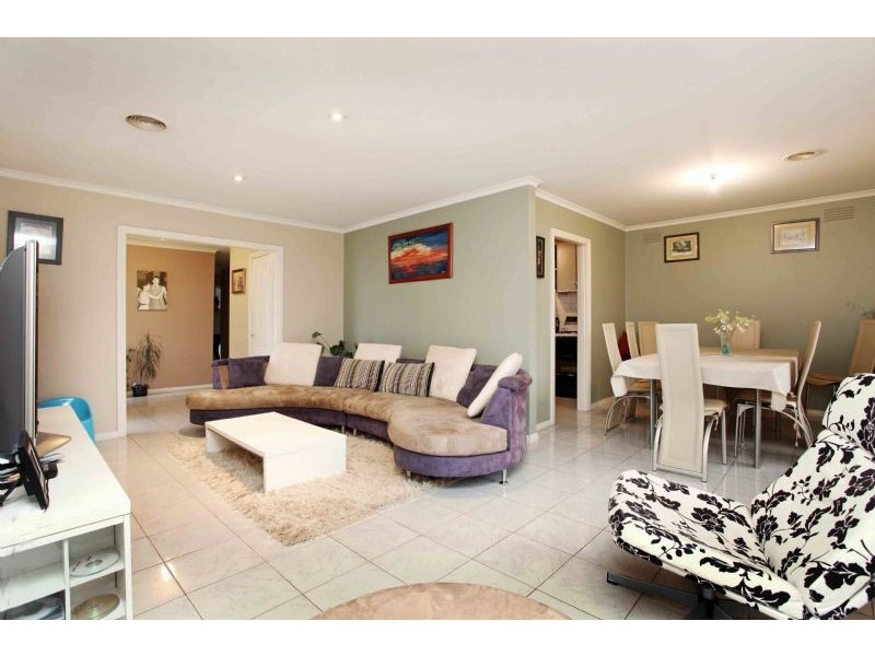 6 Warren Place, Gladstone Park VIC 3043