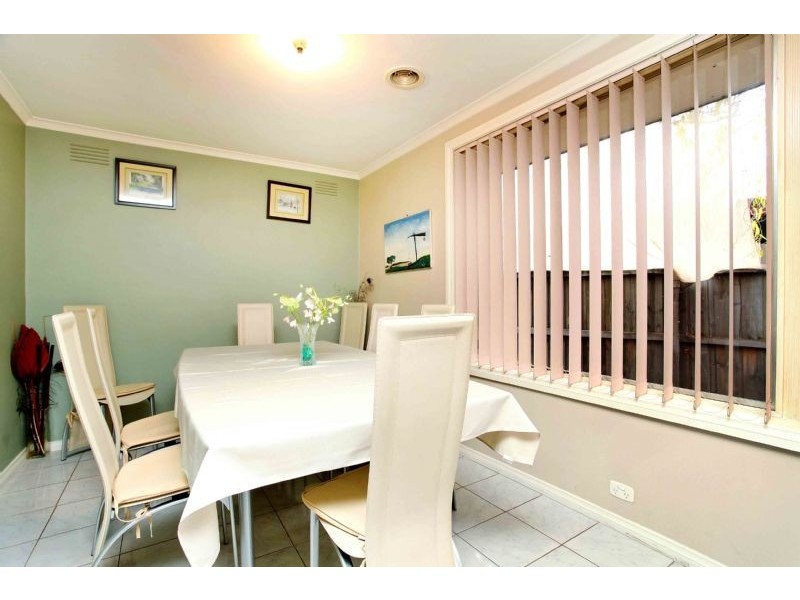 6 Warren Place, Gladstone Park VIC 3043