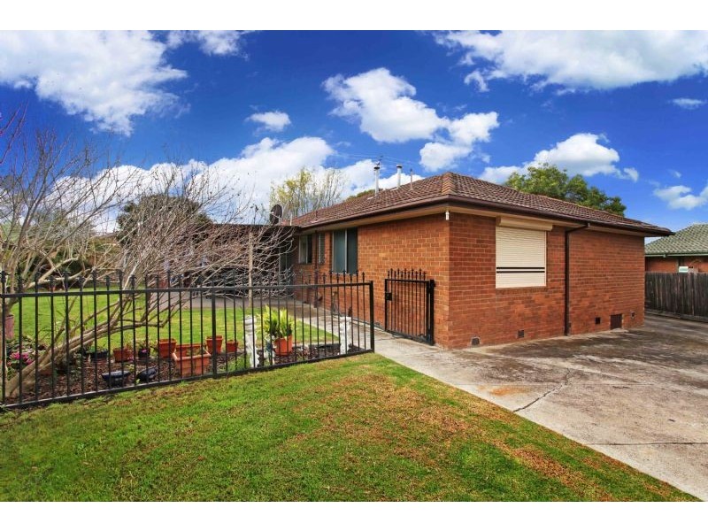 6 Warren Place, Gladstone Park VIC 3043