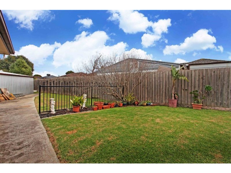 6 Warren Place, Gladstone Park VIC 3043