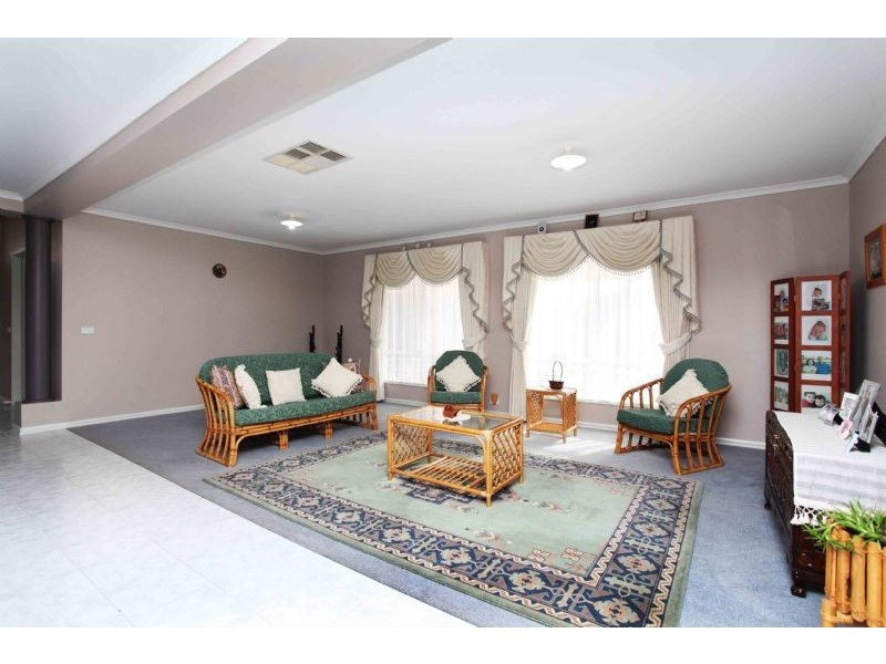 5 Cobblestone Drive, Attwood VIC 3049
