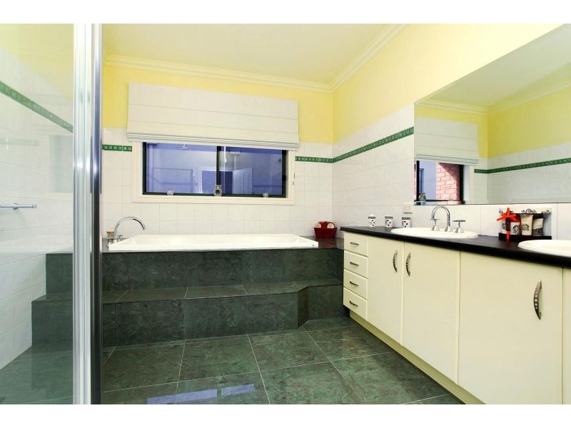 16 Arkley Drive, Greenvale VIC 3059